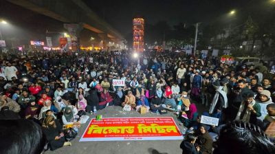 জমায়েত বাড়ছে শাহবাগে, রাতভর থাকার ঘোষণা