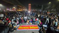 জমায়েত বাড়ছে শাহবাগে, রাতভর থাকার ঘোষণা