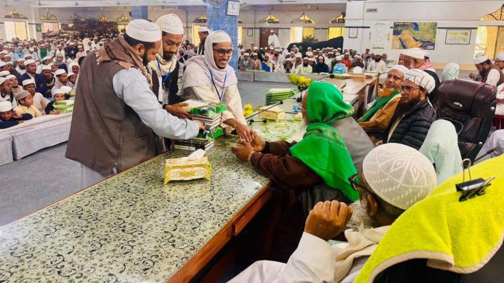 হাটহাজারী মাদ্রাসায় মেধাবীদের মাঝে পুরস্কার বিতরণ