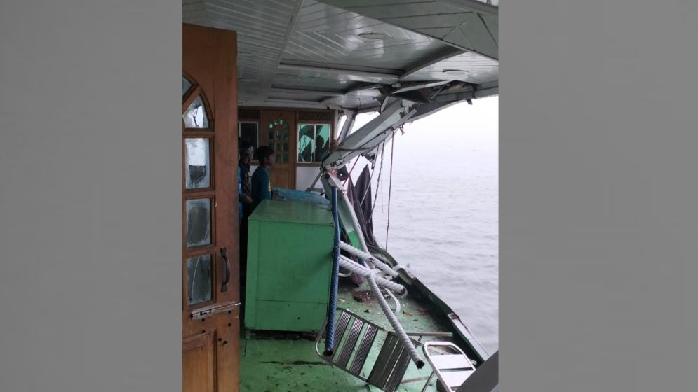 মালবাহী জাহাজের সঙ্গে যাত্রীবাহী লঞ্চের ধাক্কা, আহত ১০