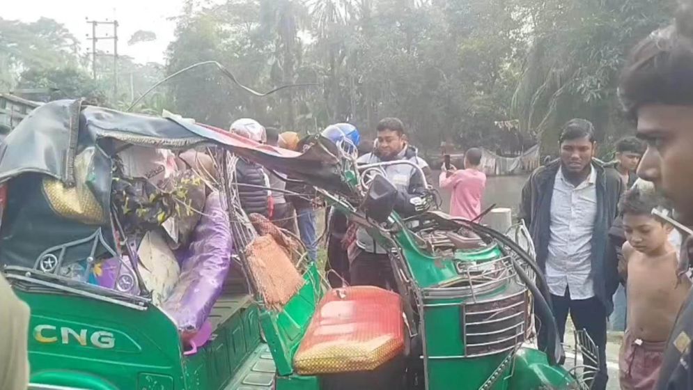 ভোলায় সিএন‌জি ও ট্রা‌কের সংঘ‌র্ষে নিহত ৩