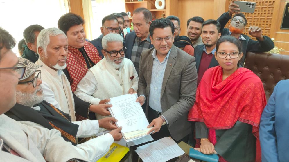 সোনারগাঁয়ে বিএনপি প্রার্থী আজহারুল ইসলাম মান্নানের মনোনয়নপত্র দাখিল