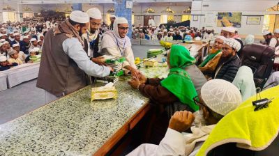 হাটহাজারী মাদ্রাসায় মেধাবীদের মাঝে পুরস্কার বিতরণ