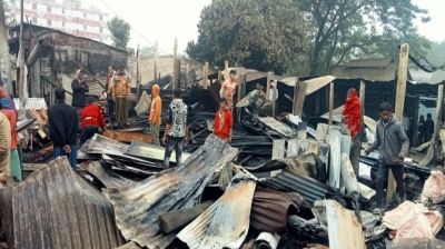 গভীর রাতে আগুনে পুড়ে ছাই ৯ দোকান