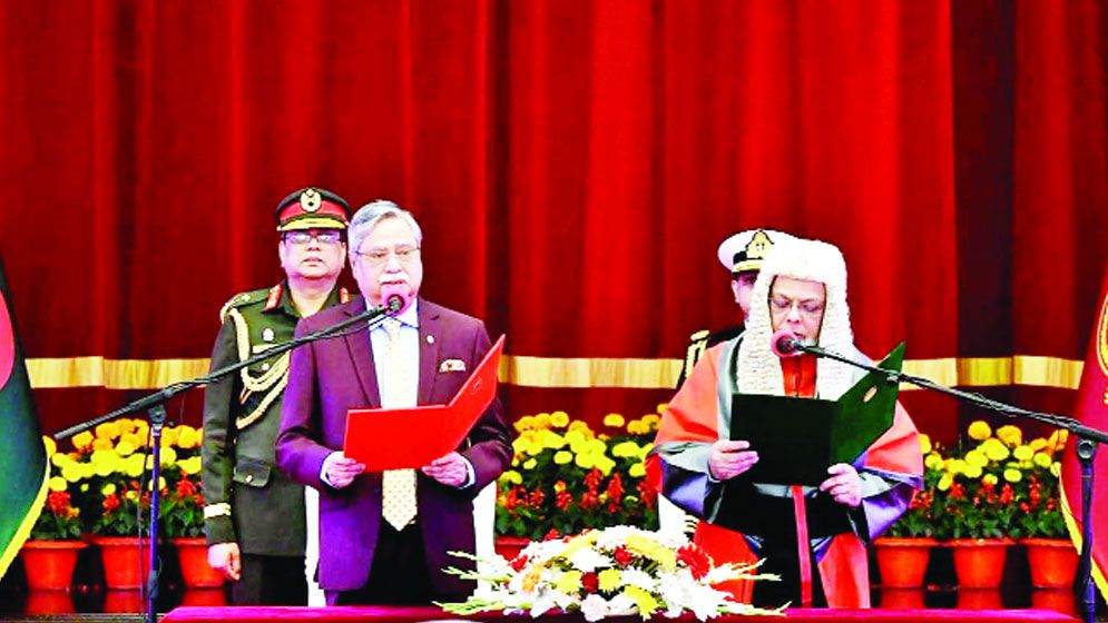 শপথ নিলেন নতুন প্রধান বিচারপতি জুবায়ের রহমান