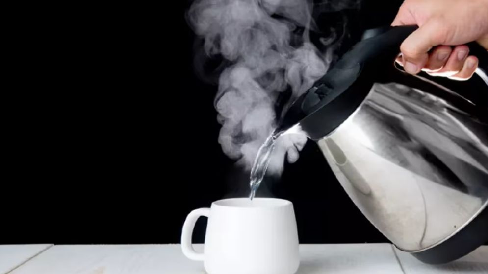 শীতের সকালে কেন কুসুম কুসুম গরম পানি পান করবেন