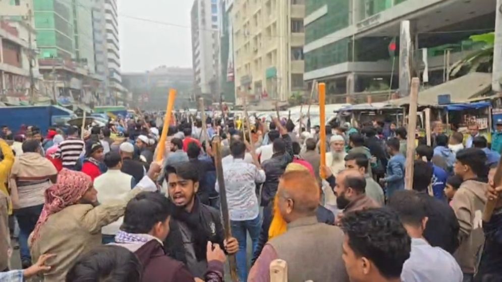 কারওয়ান বাজারে চাঁদাবাজির বিরুদ্ধে ব্যবসায়ীদের মানববন্ধনে হামলা