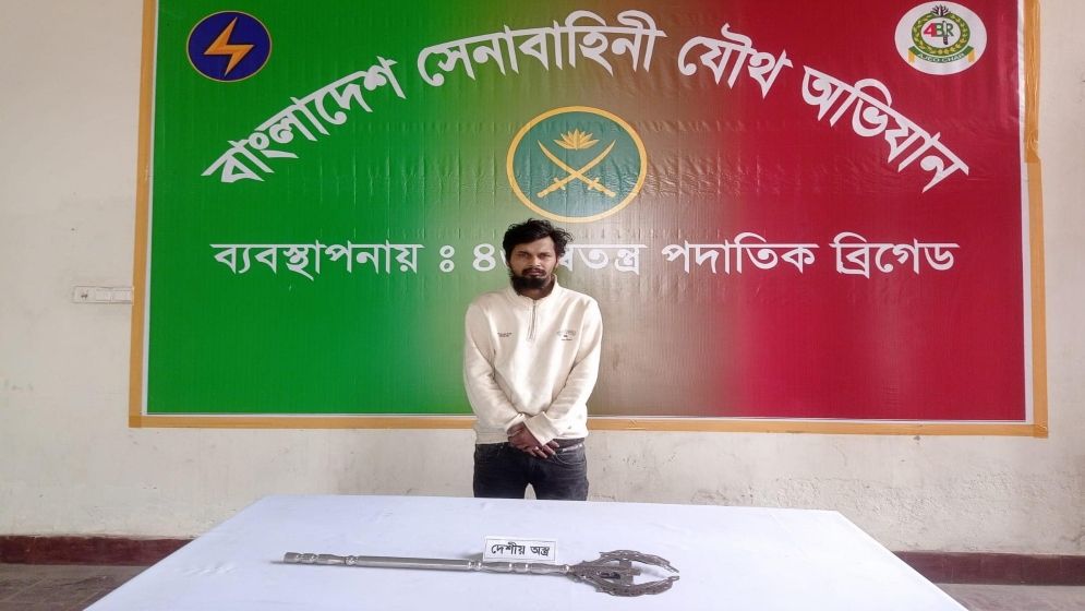 সেনাবাহিনীর অভিযানে কুখ্যাত সন্ত্রাসী বেন কিউ হৃদয় গ্রেফতার