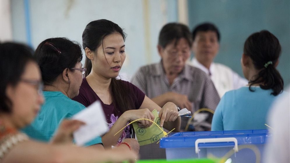 ভয় দেখিয়ে ভোটার টানছে জান্তা
