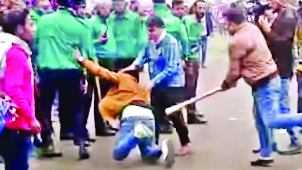 ব্যবসায়ীদের মানববন্ধনে চাঁদাবাজদের হামলা
