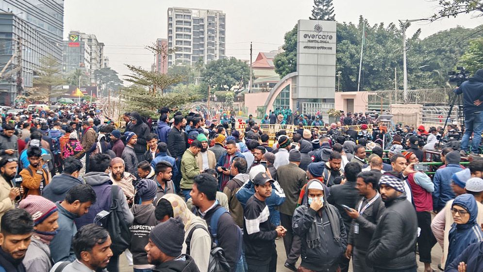 খালেদা জিয়ার মৃত্যুর খবরে এভারকেয়ারের সামনে ভিড়