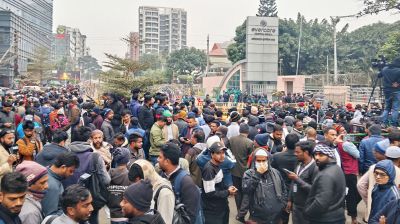 খালেদা জিয়ার মৃত্যুর খবরে এভারকেয়ারের সামনে ভিড়
