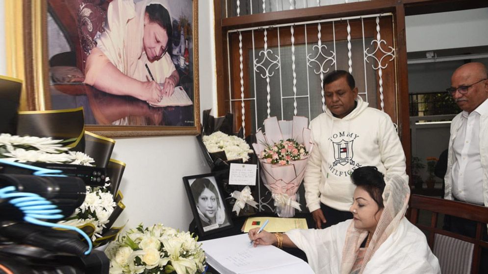 খালেদা জিয়ার শোক বইয়ে স্বাক্ষর করলেন যমুনা গ্রুপ চেয়ারম্যান