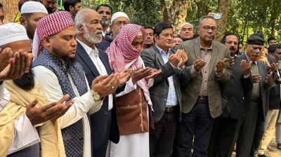 মনোনয়ন বৈধ ঘোষণার পর বাবা-মায়ের কবর জিয়ারত করলেন মঈন খান