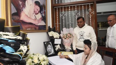 খালেদা জিয়ার শোক বইয়ে স্বাক্ষর করলেন যমুনা গ্রুপ চেয়ারম্যান