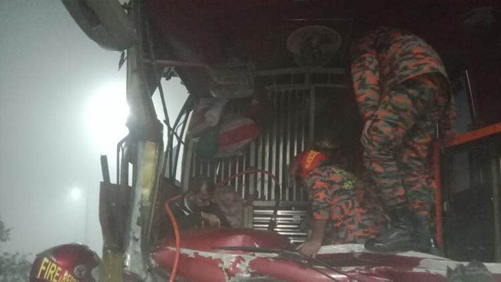 এক্সপ্রেসওয়েতে ৭ যানবাহনের সংঘর্ষ, আহত ২০