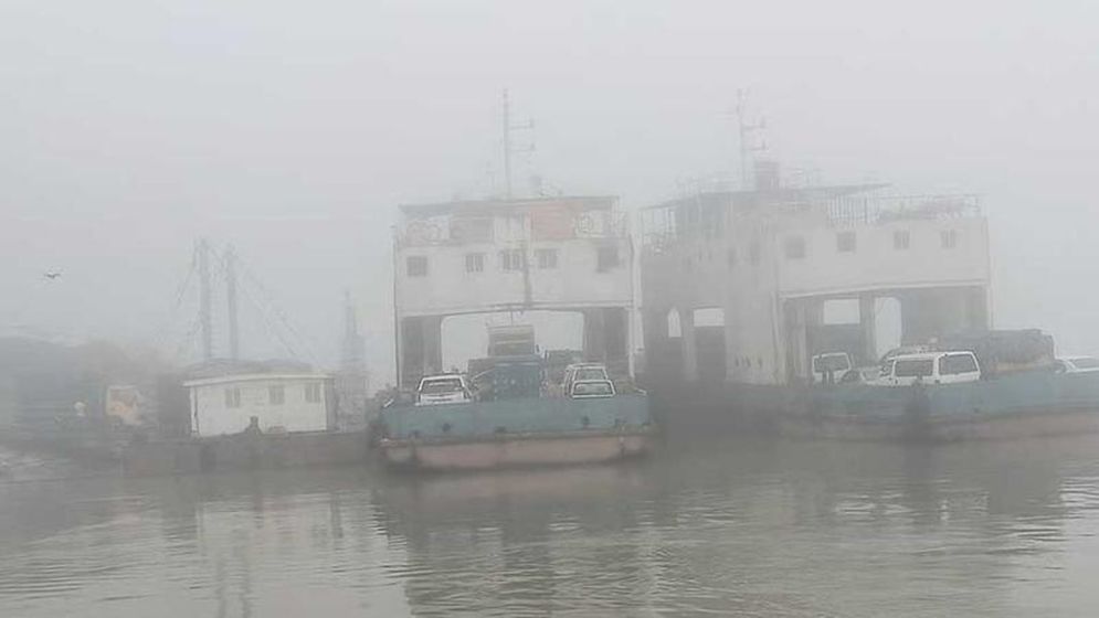 ঘন কুয়াশায় দৌলতদিয়া-পাটুরিয়া নৌরুটে ফেরি চলাচল বন্ধ
