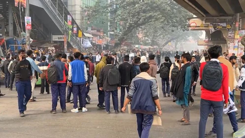 ফার্মগেটে তেজগাঁও কলেজ শিক্ষার্থীদের সড়ক অবরোধ, তীব্র যানজট