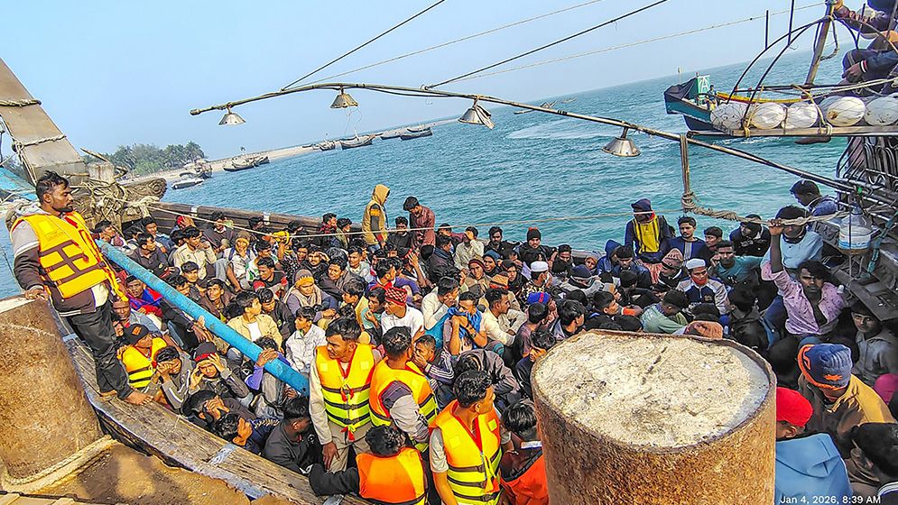 সমুদ্র পথে বিদেশে গমনকালে নারী-শিশুসহ উদ্ধার ২৭৩, দশ দালাল আটক