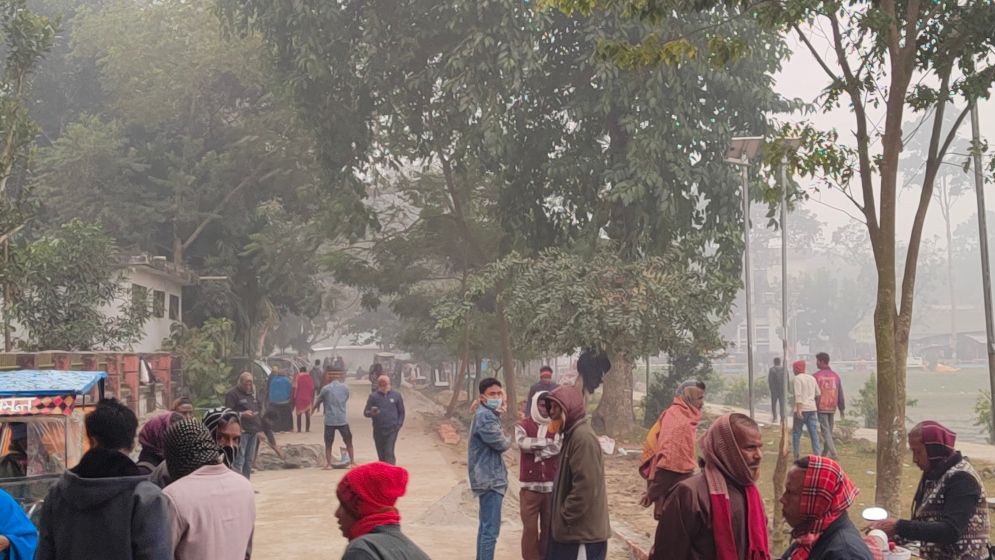 ‘একখান খ্যাতা গাঁত দিয়ে শুতি, খুব ঠান্ডা লাগে; কাইয়ো মোক কম্বল দিলো না’