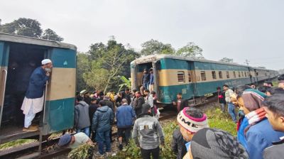 হঠাৎ বিচ্ছিন্ন চলন্ত ট্রেনের দুই বগি