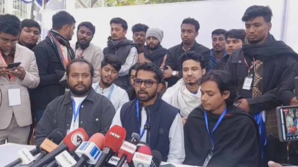 টোকেন নিয়ে ভোটকেন্দ্রের ভেতরে প্রবেশের অভিযোগ ছাত্রদল সমর্থিত প্যানেলের