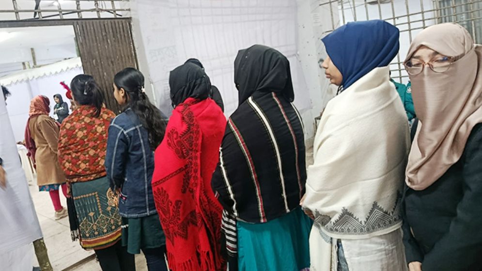 জকসু নির্বাচন: নারী ভোটারের উপস্থিতিতে বেশি
