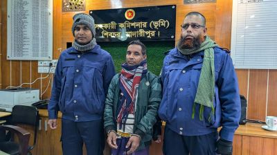 নামজারি করতে ২০ হাজার টাকা ঘুস নেন পরিচ্ছন্নতাকর্মী