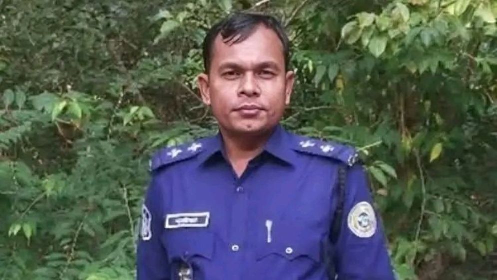 বিচারকের খাস কামরায় ঢুকে ঘুস দেওয়ার চেষ্টা, পুলিশ কর্মকর্তা আটক