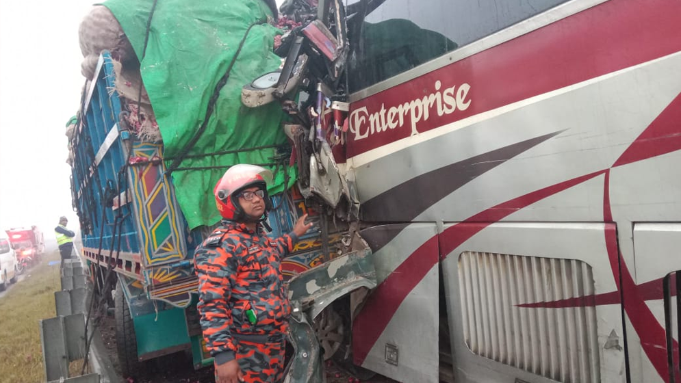 ঢাকা-মাওয়া এক্সপ্রেসওয়েতে বাসের ধাক্কায় প্রাণ গেল সুপারভাইজারের