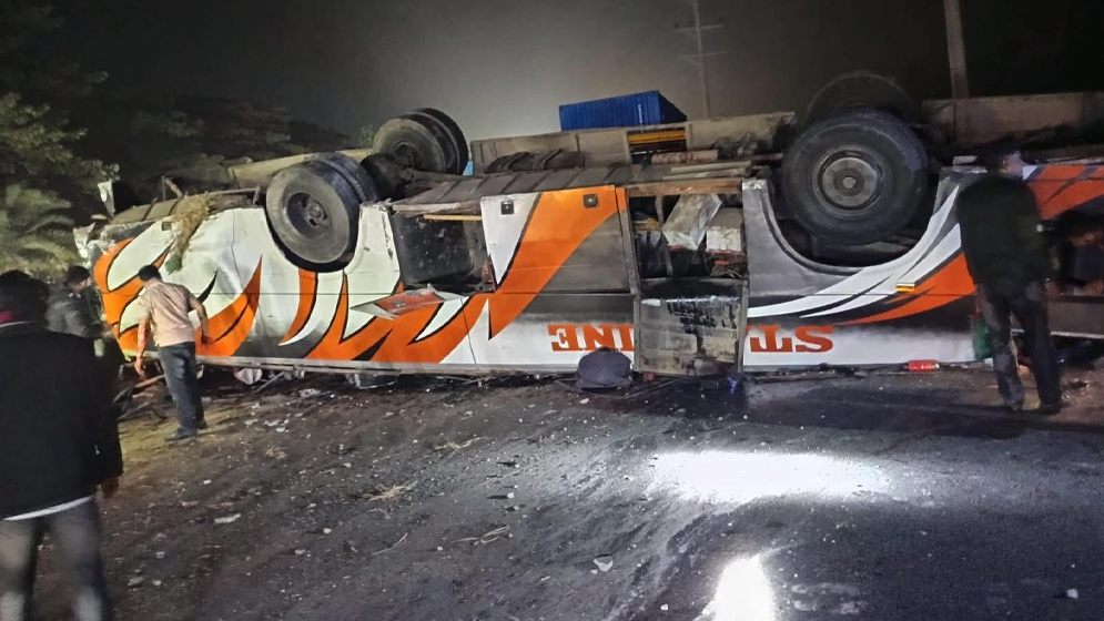 নিয়ন্ত্রণ হারিয়ে যাত্রীবাহী বাস উল্টে নিহত ২