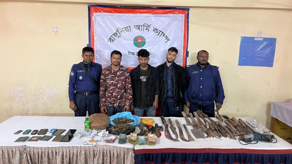 যৌথ বাহিনীর অভিযানে মাদক ও দেশীয় অস্ত্রসহ গ্রেফতার ৩