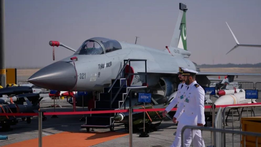 বাংলাদেশসহ বিভিন্ন দেশে কেন জেএফ-১৭ যুদ্ধবিমান বিক্রি করছে পাকিস্তান?