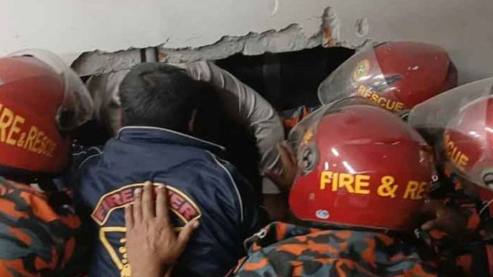 লিফটে আটকা বরসহ ১০ জন, অতঃপর...