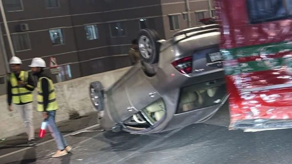 এক্সপ্রেসওয়েতে উল্টে গেল প্রাইভেটকার, আহত ২