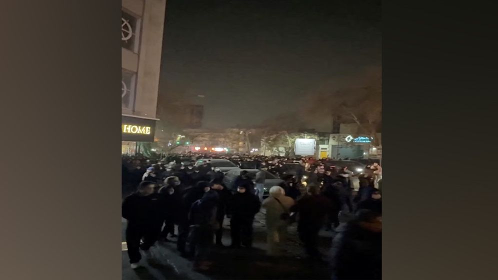 তেহরানে মসজিদে আগুন, বিপ্লব পূর্ববর্তী পতাকা উড়াল বিক্ষোভকারীরা