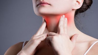 গলার মাঝখানে ফোলা বা গোটা