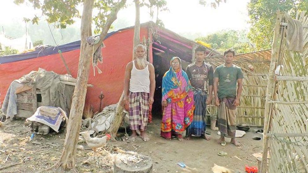 ঢালচরে বাস্তুচ্যুত মানুষ খাসজমিতে অধিকার চান