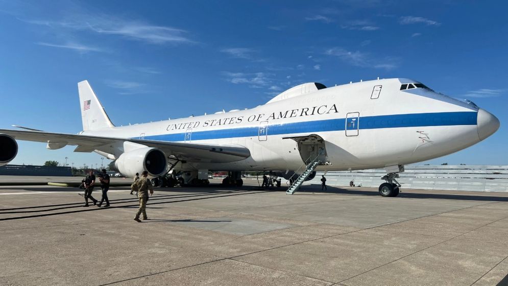 ৫১ বছরে এই প্রথম লস অ্যাঞ্জেলেসের আকাশে ‘ডুমসডে প্লেন’, কীসের ইঙ্গিত দিচ্ছে?