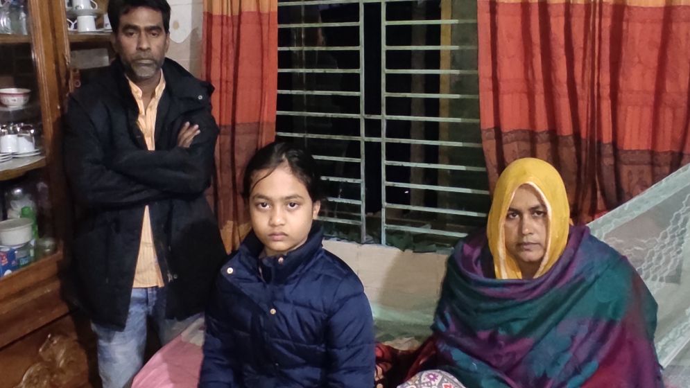 রামদা নিয়ে ঘোরার প্রতিবাদ করায় বাড়িতে বোমা বিস্ফোরণ