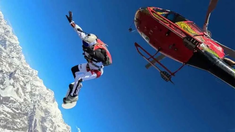 ২১ হাজার ফুট ওপর থেকে লাফিয়ে গড়লেন রেকর্ড