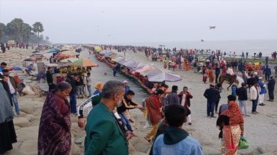 সাপ্তাহিক ছুটিতে কুয়াকাটায় পর্যটকের ভিড়