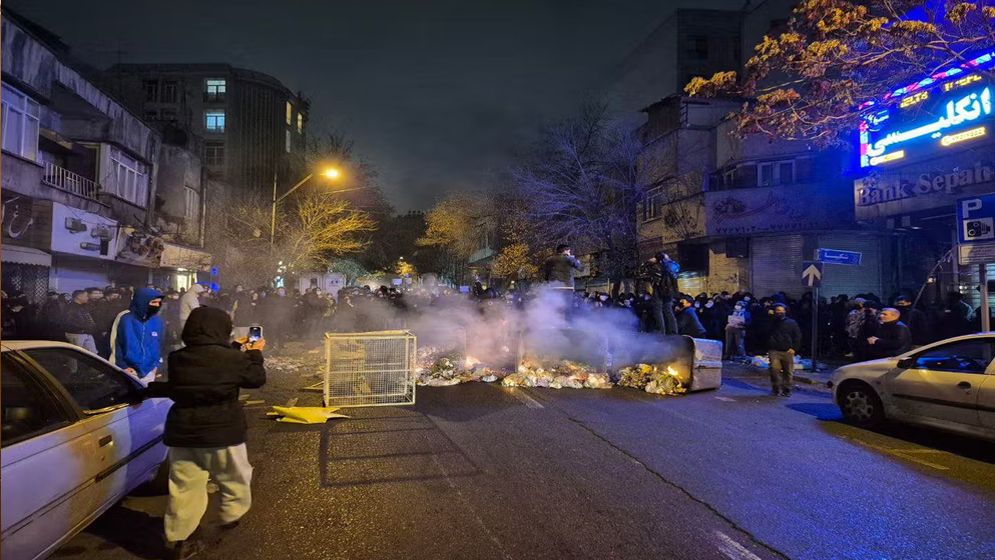 বিক্ষোভকারীদের ‘আল্লাহর শত্রু’ ঘোষণা ইরানের, মৃত্যুদণ্ডের হুঁশিয়ারি