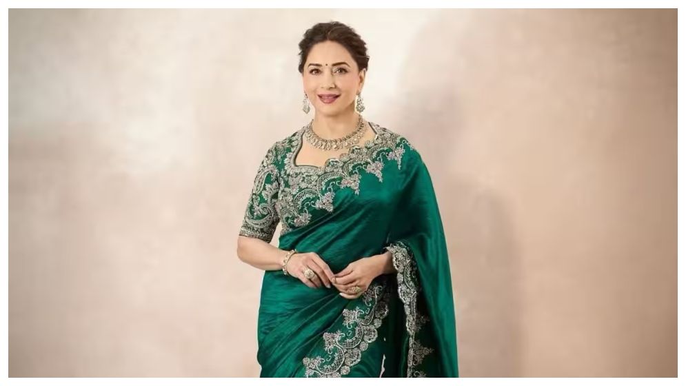 শীতে ত্বক শুষ্ক-জেল্লাহীন, প্রাণ ফেরানোর কৌশল শেখালেন মাধুরী