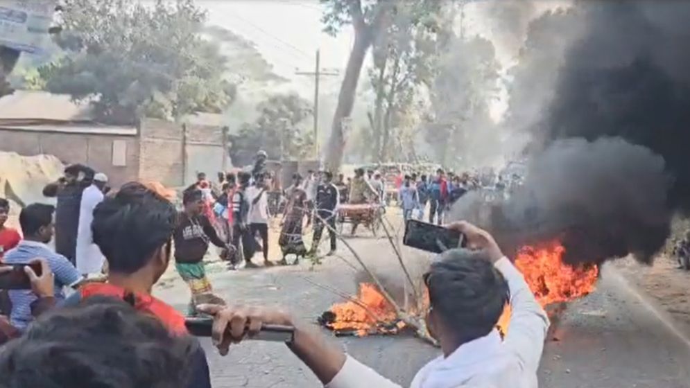 সড়ক দুর্ঘটনায় নিহত ৩, অলৌকিকভাবে বেঁচে গেল শিশুটি