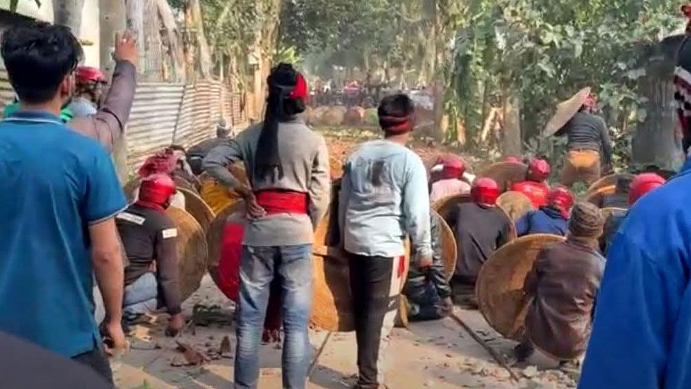 আধিপত্য বিস্তার নিয়ে ৪ ঘণ্টাব্যাপী রক্তক্ষয়ী সংঘর্ষ, আহত ২৫