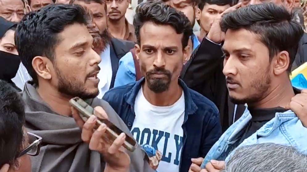 না.গঞ্জে আদালত চত্বরে ছাত্রদল নেতা-আইনজীবী ধাক্কাধাক্কি