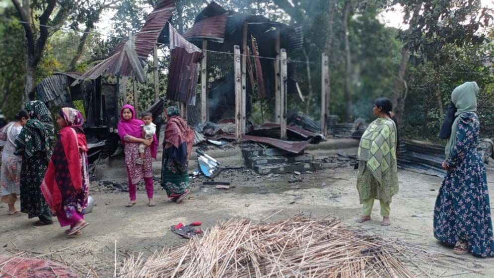 ডাসারে দুপক্ষের সংঘর্ষে ১৬ ঘরে অগ্নিসংযোগ