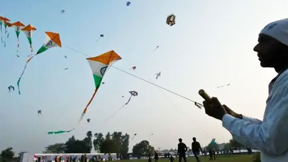 ঘুড়ির সুতায় গলা কেটে মোটরসাইকেল চালকের মৃত্যু