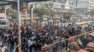 ঢাকা সেন্ট্রাল ইউনিভার্সিটির অধ্যাদেশ জারির দাবিতে সায়েন্সল্যাব অবরোধ